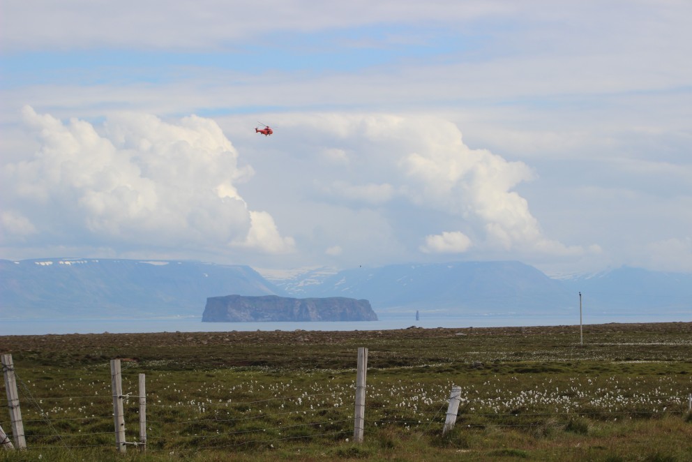 Þyrla Landhelgisgæslunnar á sveimi skammt frá Drangey. Mynd: Alfreð Gestur Símonarson.