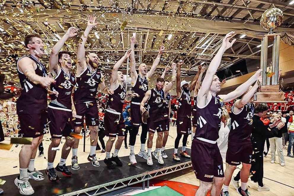 Meistararnir fagna titilinum. MYND AF FB-SÍÐU VÖLU MARGEIRS