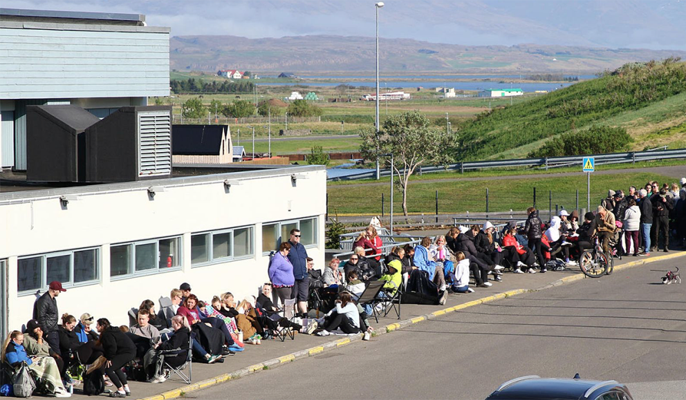 Það var sæmilegasta röð eftir miðum á leikinn en þeir fóru í sölu í gærkvöldi. MYND: JÓI SIGMARS