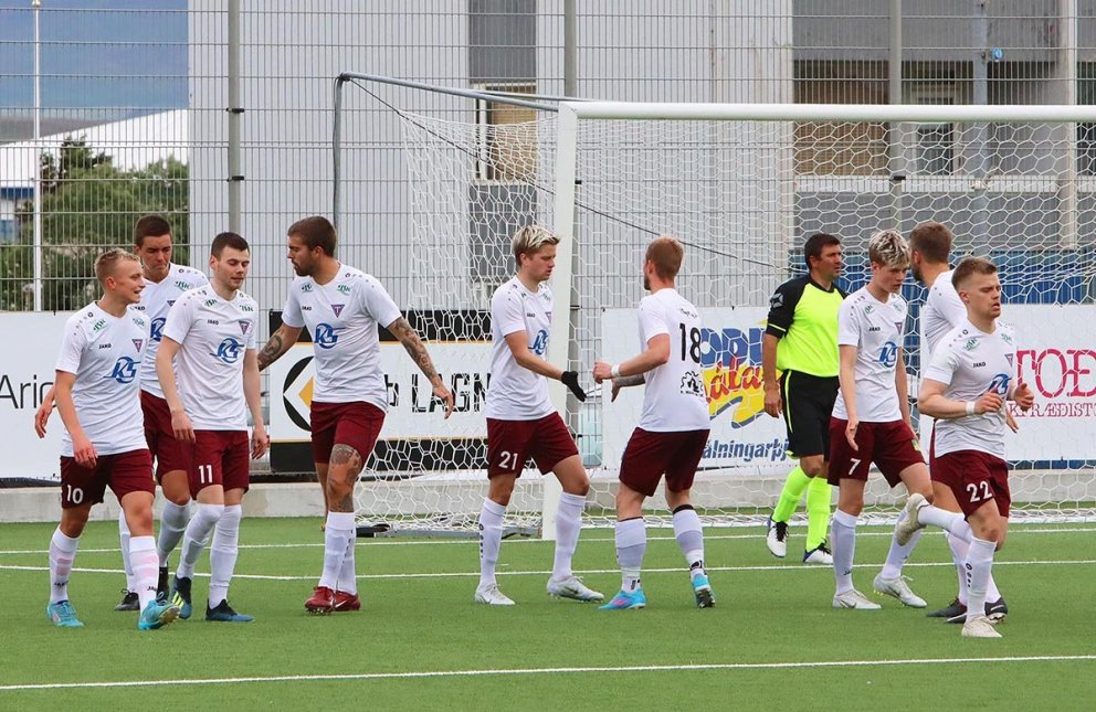 Tindastólsmenn eru í ágætum málum í B-riðlinum. Hér fagna þeir marki á dögunum. MYND: ÓAB