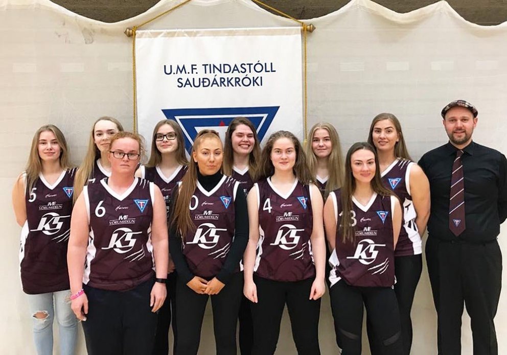Stólastúlkurnar tíu ásamt formanni körfuknattleiksdeildar. MYND: TINDASTÓLL