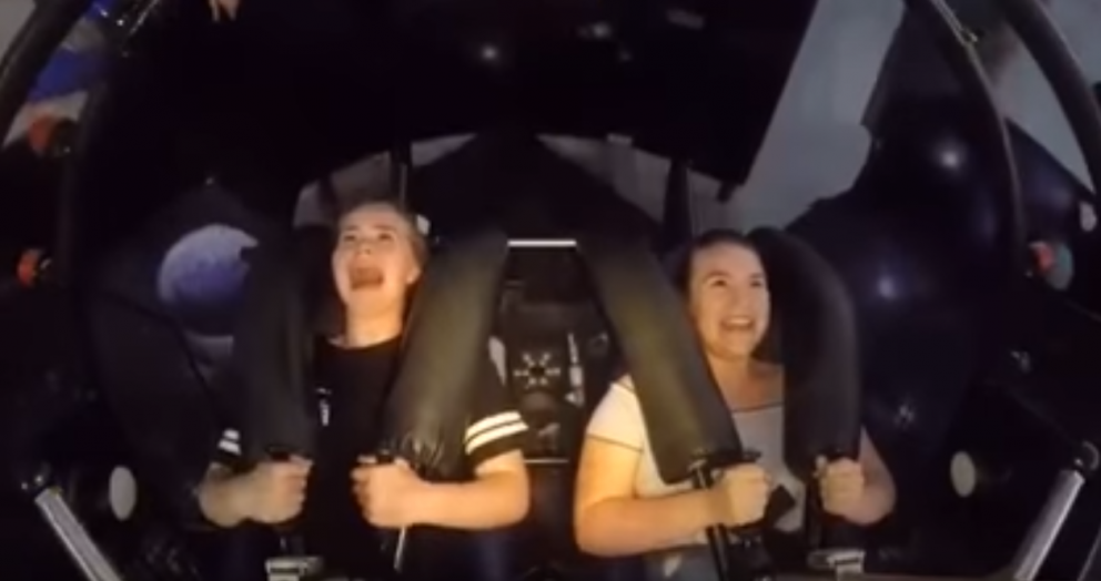 Íslensk stelpa fellur í yfirlið í tívolítæki - Myndband