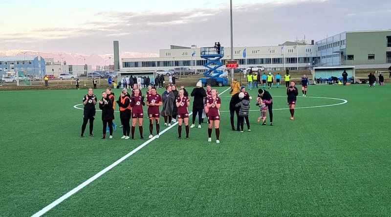 Að leik loknum, svekktar með niðurstöðuna enda ágætur séns á að ná betri úrslitum. Mynd: PF.