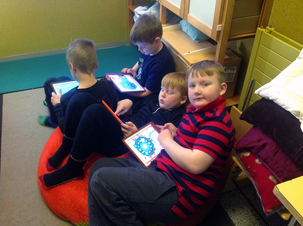 Ungir nemendur í Árskóla með spjaldtölvur. Mynd: PF.