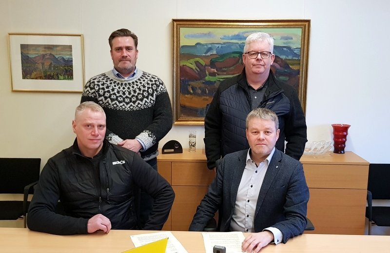 Við undirritun samningsins í dag. Tómas Ellert Tómasson byggingarverkfræðingur og Steinn Leó Sveinsson, sviðstjóri veitu- og framkvæmdasviðs svf. Skagafjarðar standa að baki þeim Baldri Pálssyni, framkvæmda- og byggingarstjóra Eðalbygginga og Sigfúsar Inga Sigfússonar, sveitarstjóra. Mynd: PF.
