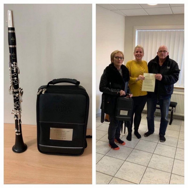 Sigurlaug og Hlynur afhenda Hugrúnu Sif, skólastjóra Tónlistarskólans, gjöfina.