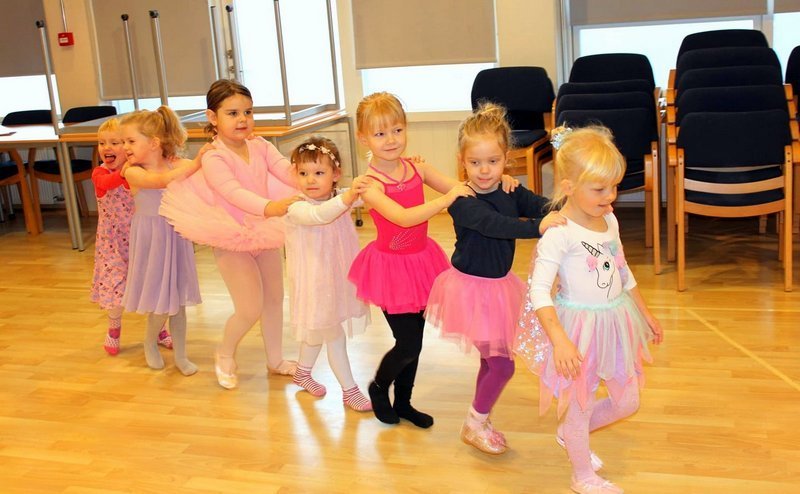 Ungir jassballettnemendur Tónadans. Mynd af Facebooksíðu skólans.