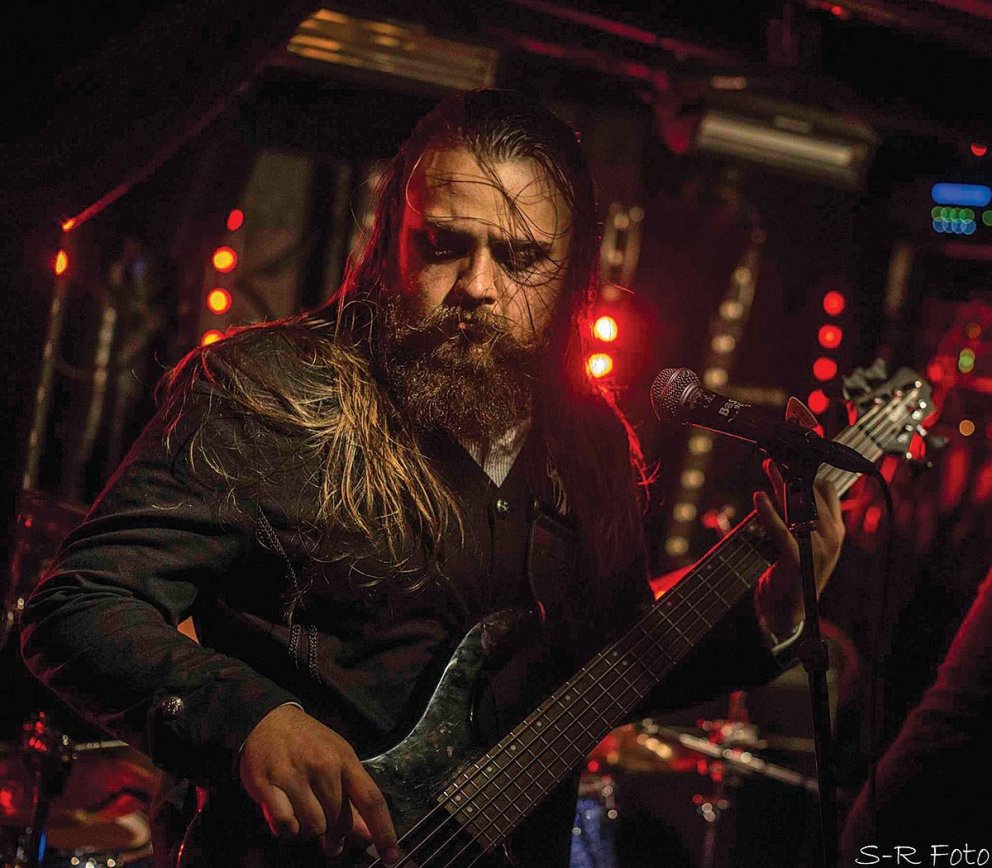 Rokkið er ekkert grín í Noregi. Hér plokkar Daníel Logi bassann. MYND AÐSEND