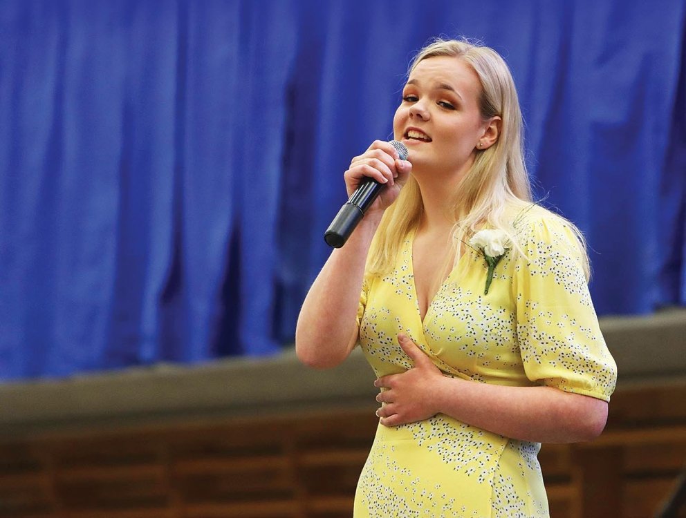 Rannveig syngur við brautskráningu FNV vorið 2021. MYND: ÓAB