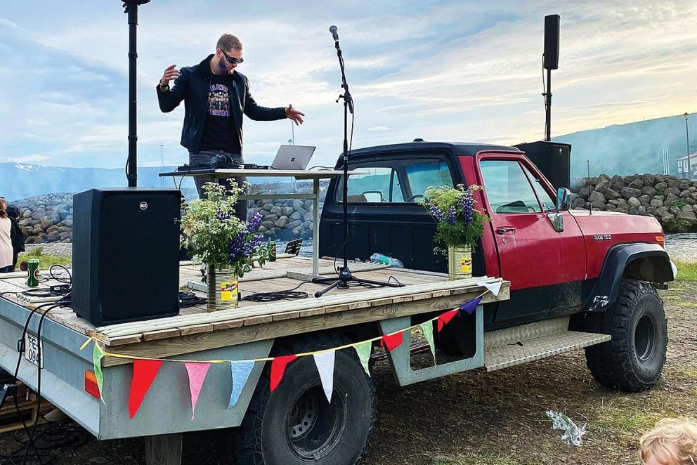 Arnar þeytir skífum á Hofsós heim. MYND AÐSEND