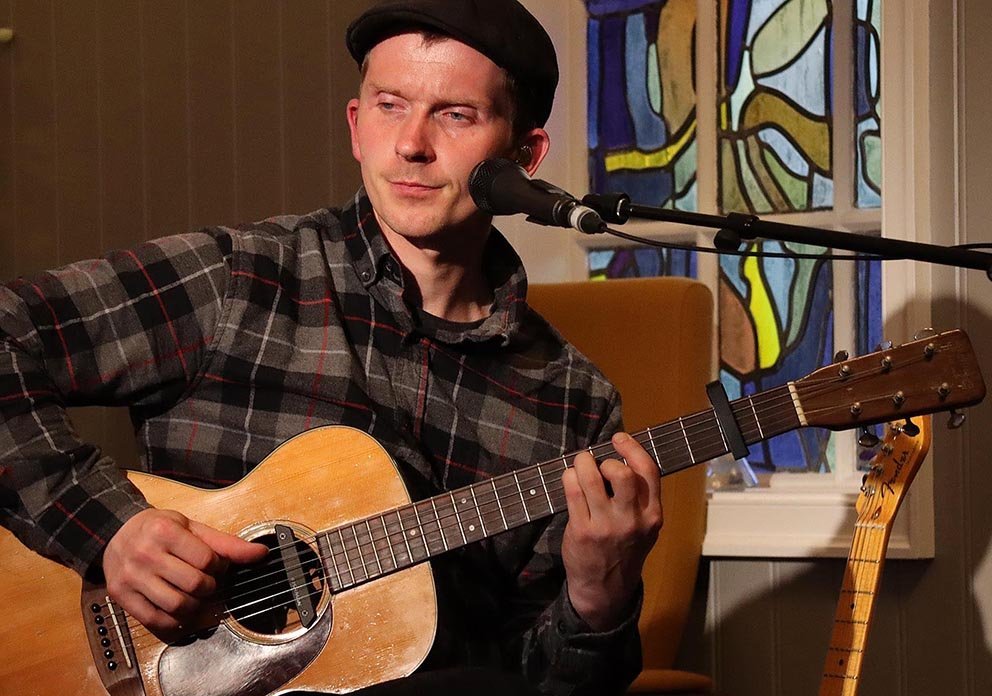 Júlíus á tónleikum með Ásgeiri Trausta í Sauðárkrókskirkju. MYND: ÓAB