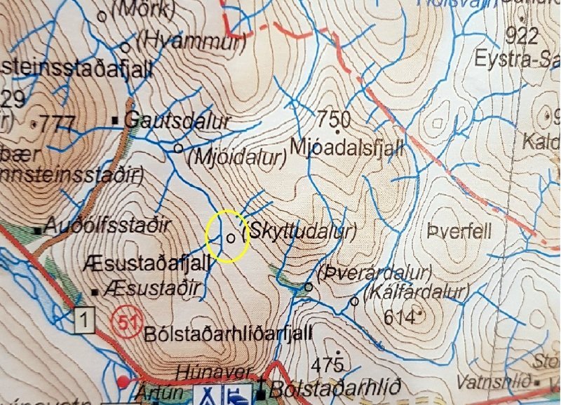 Guli hringurinn umlykur svæðið er bærinn Skyttudalur stóð áður. Laxárdalur er í Austur-Húnavatnssýslu, oft kallaður Laxárdalur fremri til aðgreiningar frá Laxárdal í Skagafjarðarsýslu sem af sömu sökum er kallaður Laxárdalur ytri. Mynd tekin af korti Landmælinga Íslands.