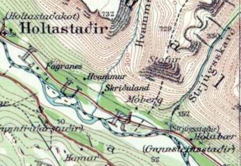 Strjúgsstaðir í Langadal í A-Hún. „Upp undan bænum er Strjúgsskarðið. Eftir því rennur lækur, sem kallaður er Strjúgsá.“ (Örnefnaskrár Strjúgsstaða, Bólstaðarhlíðarhr., A-Hún.). Í vefriti Árnastofnunar segir að örnefnin Strjúgshólma, Strjúgshjalla, Strjúgsgil, Strjúgsfoss, Strjúgshaug, Strjúgstjörn og Strjúgsnibbu sé þar einnig að finna og bent á að í öllum tilfellunum tengjast örnefni með strjúg- ám eða lækjum með einum eða öðrum hætti: „Strjúgsár eru þrjár talsins, Strjúgshylur einn og um Strjúgsgil rennur Strjúgsgilslækur. Hugsanlegt er að í strjúgi sé varðveitt orð sem merkt hefur upphaflega eitthvað í líkingu við 'streyma' eða 'renna' og upphaflega sé Strjúgur árheiti.“