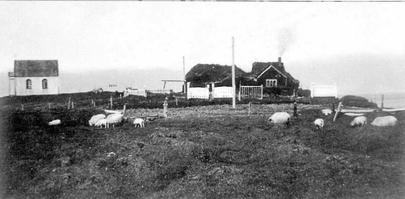 Myndatexti: Kirkja og bær á Ketu um eða skömmu fyrir 1940. Horft úr suðri yfir lambfé í túni og „stakkett“ í kirkjugarðinum sunnan við bæinn. Mynd úr Byggðasögu Skagafjarðar I. bindi.