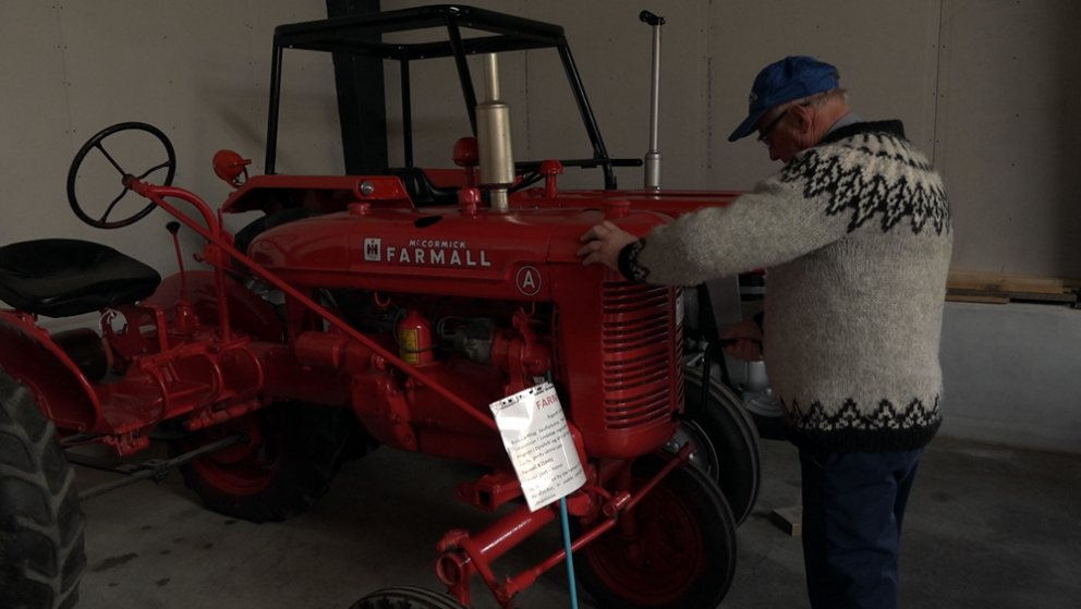 Sigmar Jóhannsson við eina dráttarvélina/Mynd: N4