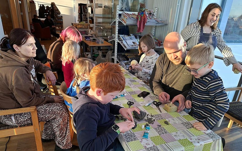 Fjör í tröllagerð undir handleiðslu Gretu Clough. MYNDIR: KSE