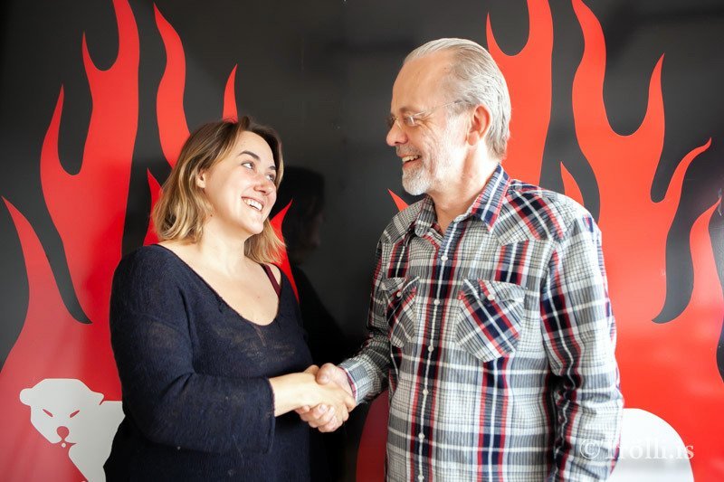 Greta Clough, framkvæmdastjóri Elds í Húnaþingi, og Gunnar Smári Helgason, útvarpsstjóri FM Trölla, þegar gengið var frá samkomulaginu. Mynd:trolli.is