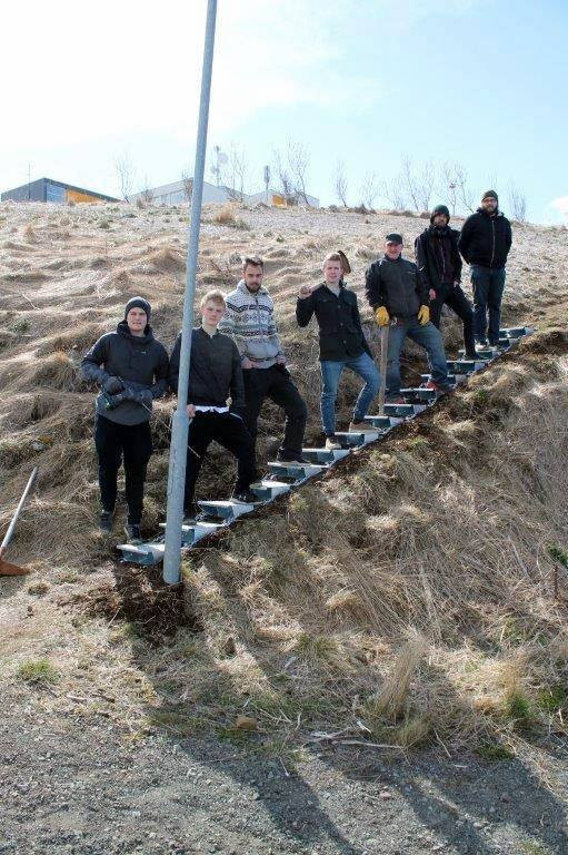 Þeir mega vera ánægðir með tröppurnar nemendur úr málmiðnadeild FNV. Mynd: FNV.