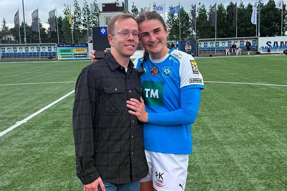 Sveinbjörn Óli og Murielle brosandi. Á myndina neðst í fréttinni má sjá parið ásamt foreldrum beggja. MYNDIR: SNÆBJÖRT PÁLS