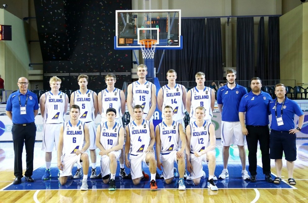 Strákarnir flottir í Grikklandi. Pétur (7) og Viðar (12) eru í fremri röð til hægri.  MYND: KKÍ.IS