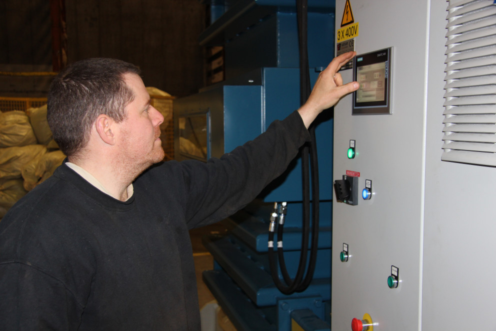 Guðmann Jónasson gangsetur nýja pökkunarvél í Ullarþvottastöð Ístex á Blönduósi. Mynd: KSE