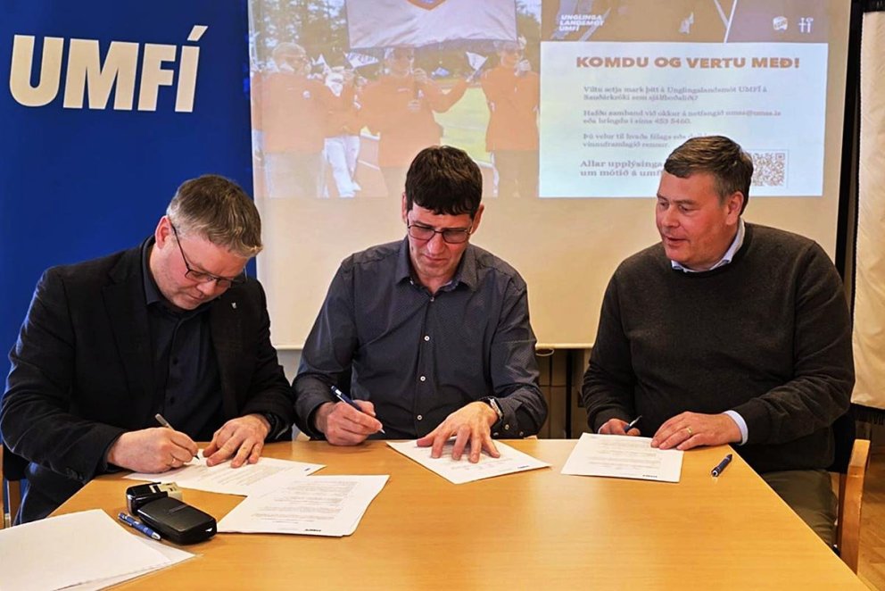 Sigfús Ingi, Gunni Gests og Jóhann Steinar með penna á lofti. MYND: ÓMAR BRAGI