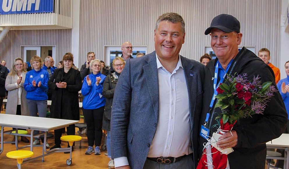 Jóhann Steinar afhendir Ómari Braga þakklætisvott fyrir frábært starf í 20 ár. MYND AF UMFÍ.IS