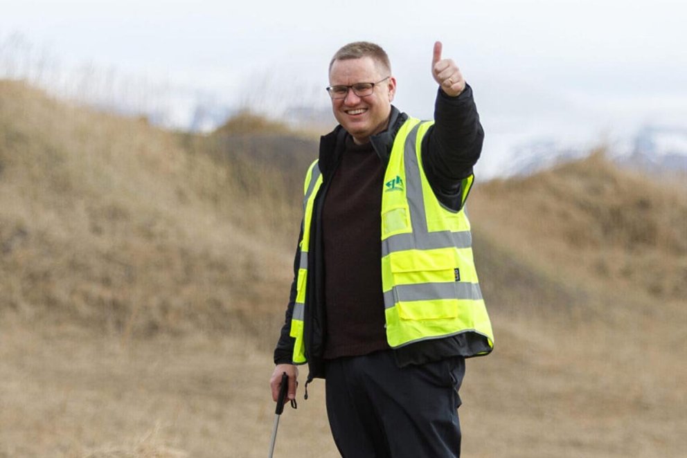 Friðbjörn framkvæmdastjóri FISK Seafood með plokkstöngina. MYND: DAVÍÐ MÁR