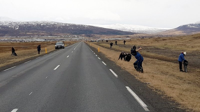 Þátttakendur umhverfisdags FISK Seafood voru á öllum aldri og kepptust við að tína rusl sem hvarvetna vill leynast í umhverfinu. Mynd: PF.