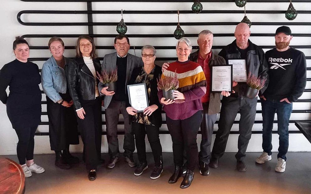 Viðurkenningarhafar ásamt umhverfisnefnd og sveitarstjóra. MYND: HÚNAÞING.IS