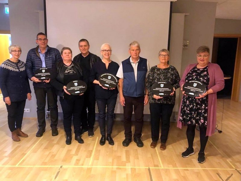 Verðlaunahafar umhverfisviðurkenninga Svf. Skagafjarðar 2021. Amelía Árnadóttir, Hafsteinn Harðarson, Monika Björk Hjálmarsdóttir, Högni Elfar Gylfason, Þuríður Helga Jónasdóttir, Pálmi S. Sighvats, Birgitta Pálsdóttir og Sigurlaug Guðmundsdóttir. Aðsend mynd.