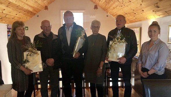 Handhafar umhverfisviðurkenninga ásamt umhverfisstjóra. Frá vinstri: Hulda Einarsdóttir, Ólafur Stefánsson, Guðmundur Gíslason, Guðný Þorsteinsdóttir, Sveinn Karlsson og Ína Björk Ársælsdóttir umhverfisstjóri. Mynd: hunathing.is