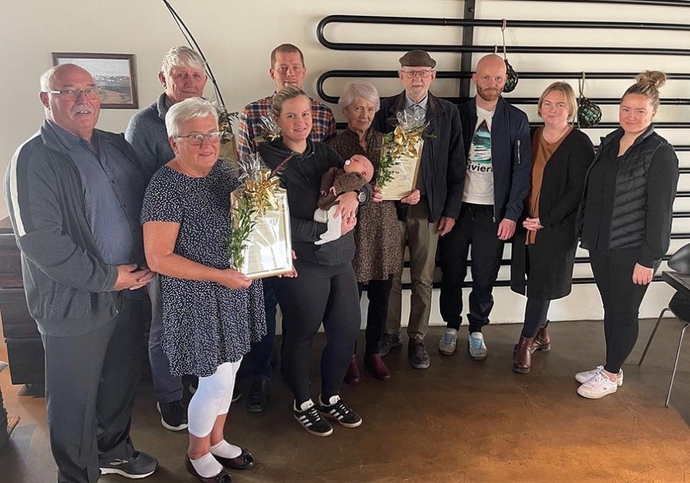 Viðurkenningarhafar ásamt nefndarmönnum í Umhverfisnefnd. Umhverfisnefnd skipa Fríða Marý Halldórsdóttir, Birgir Þór Þorbjörnsson og Borghildur H. Haraldsdóttir. Með nefndinni starfaði Júlíus Guðni Antonsson.