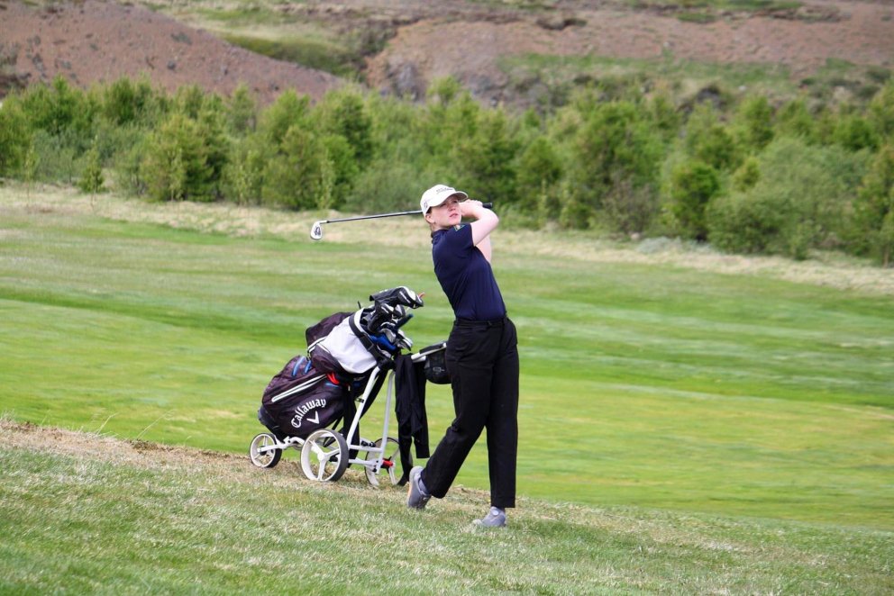 Una Karen sveiflar golfkylfunni. Mynd aðsend.