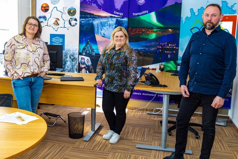 Unnur Valborg Hilmarsdóttir, SSNV, Arnheiður Jóhannsdóttir, Markaðsstofu Norðurlands og Eyþór Björnsson, SSNE við undirritun samningsins. Aðsend mynd.
