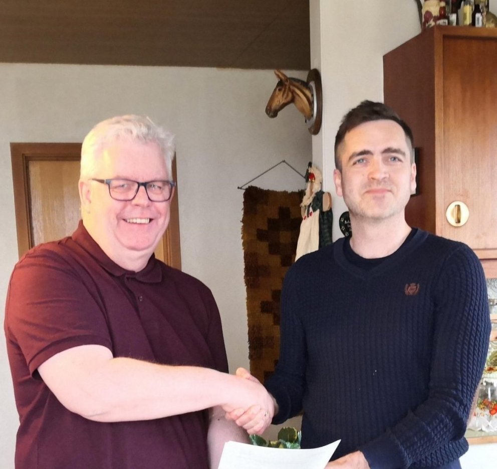 Steinn Leó Sveinsson, sviðsstjóri veitu og framkvæmdasviðs og Guðmundur Ármann Böðvarsson, framkvæmdastjóri Ræktunarsambands Flóa og Skeiða ehf, við undirritun samningsins. Mynd: skagafjordur.is