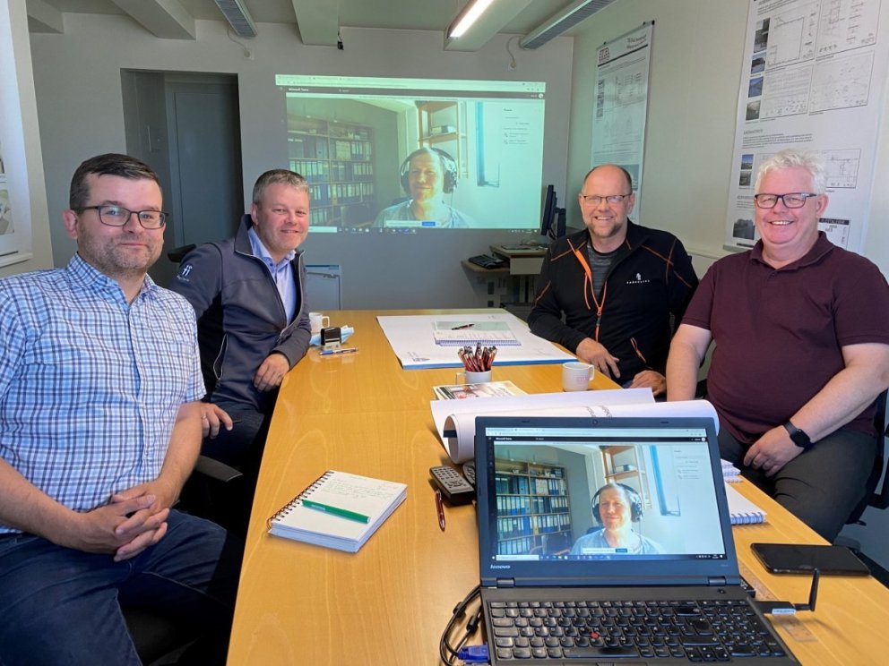 Frá undirritun samnings. F.v Atli Gunnar Arnórsson frá Stoð, Sigfús Ingi Sigfússon sveitarstjóri, Ásmundur Pálmason frá Steypustöð Skagafjarðar, Steinn Leó Sveinsson sviðsstjóri, Veitu og framkvæmdasviðs og Ingvar Páll Ingvarsson tæknifræðingur. Mynd: Svf. Skagafjörður.