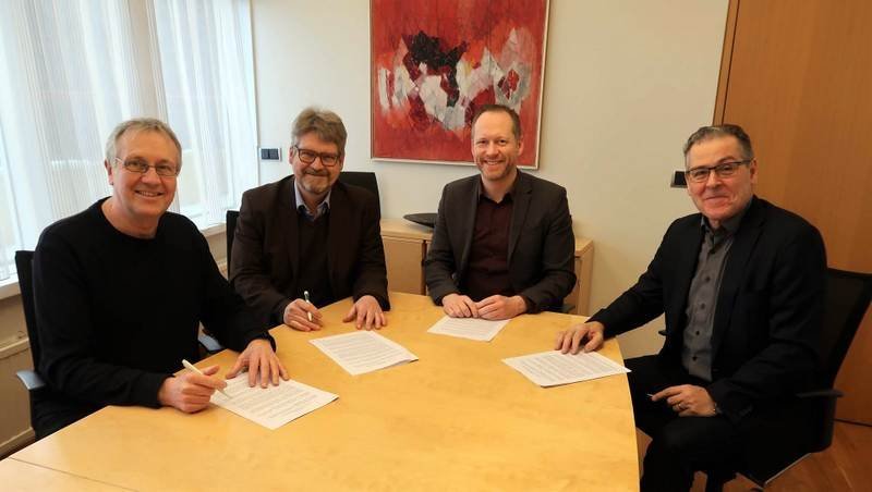 Frá undirritun samningsins. Mynd: Umhverfis- og auðlindaráðuneytið.