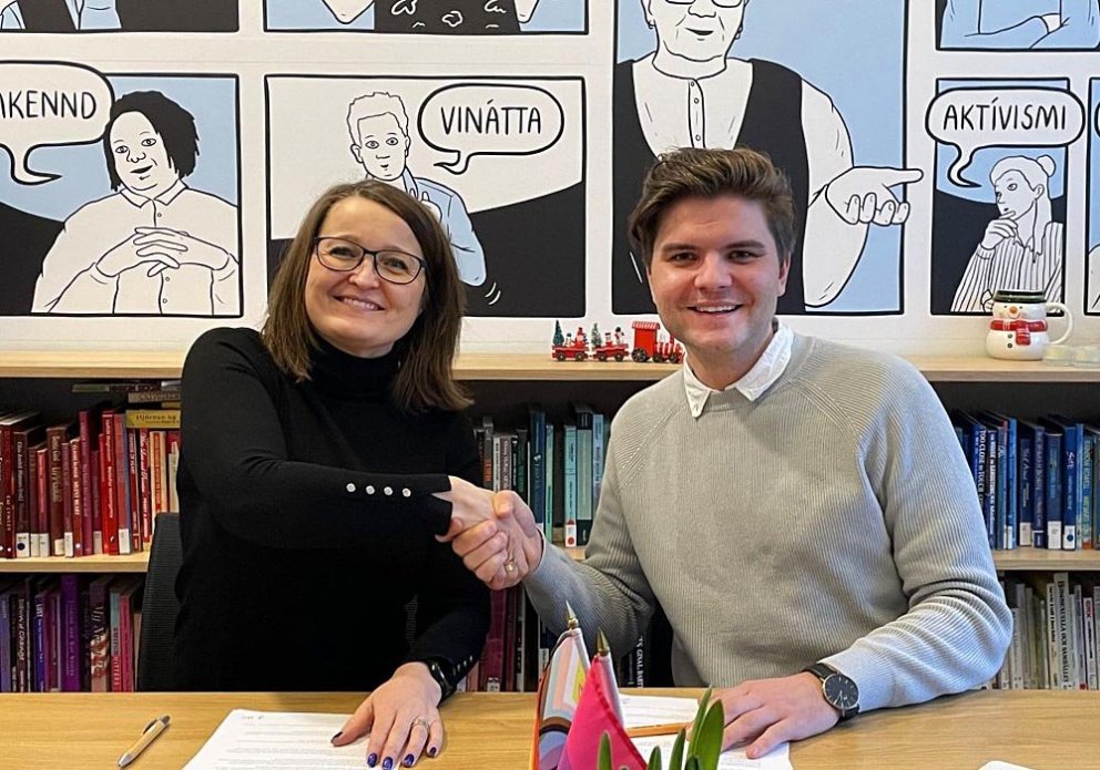 Unnur Valborg Hilmarsdóttir sveitarstjóri og Daníel E. Arnarsson framkvæmdastjóri Samtakanna ´78 handsala samninginn. MYND: HUNATHING.IS