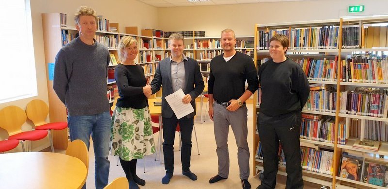 Fulltrúar úr samstarfsnefnd sveitarfélaganna og sveitarstjóra þeirra að lokinni undirritun samninganna.
Fv. Þorkell Gíslason, Hrefna Jóhannesdóttir, Sigfús Ingi Sigfússon, Stefán Vagn Stefánsson og Þórunn Eyjólfsdóttir. Mynd: Skagafjörður.is