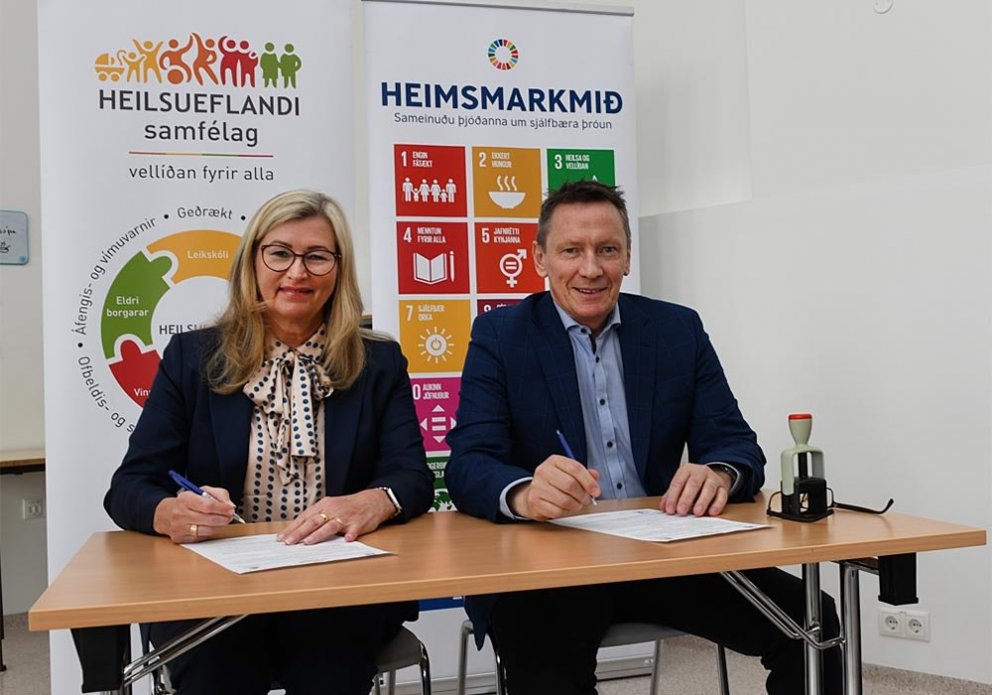 Alma Möller og Valdimar undirrita samninginn. MYND: BLÖNDUÓS.IS