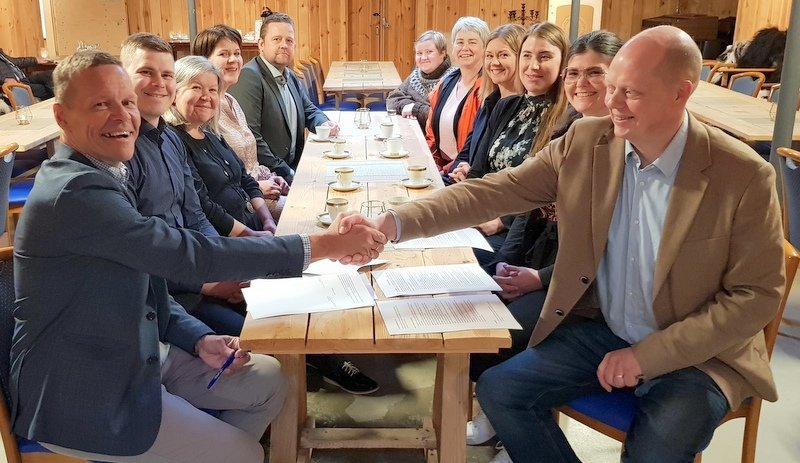 Gísli Sigurðsson og Einar E. Einarsson handsala meirihlutasáttmála Framsóknar og Sjálfstæðisflokks í sameinuðu sveitarfélagi Akrahrepps og Sveitarfélagsins Skagafjarðar í dag í Kakalaskála. Myndir: PF.