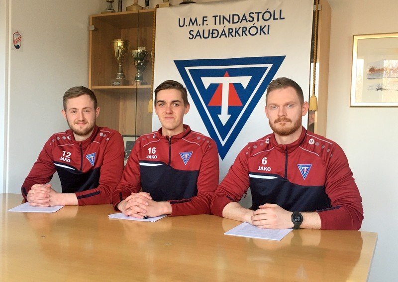 Penninn á lofti á skrifstofu Tindastóls. Sverrir Hrafn, Konráð Freyr og Fannar Örn. Aðsend mynd.