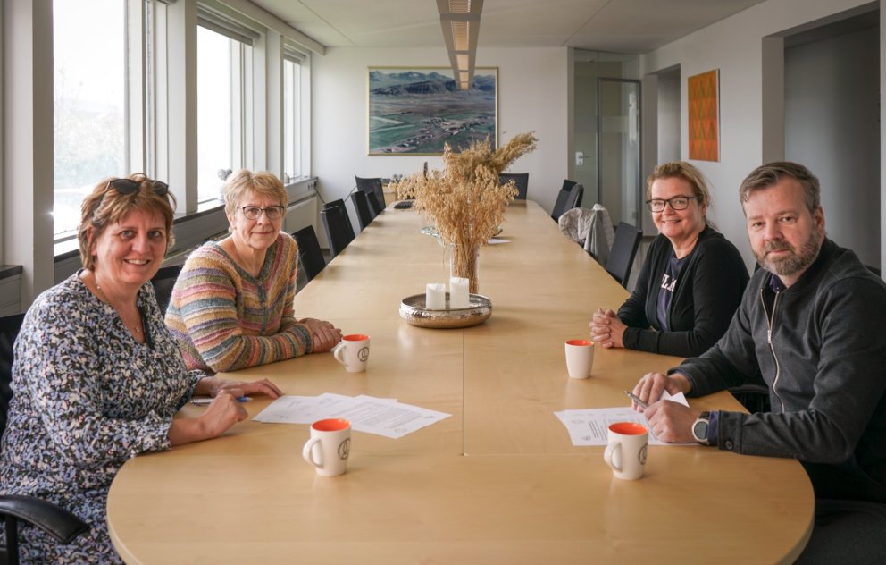 Við undirritun samkomulagsins. Mynd: LBHÍ