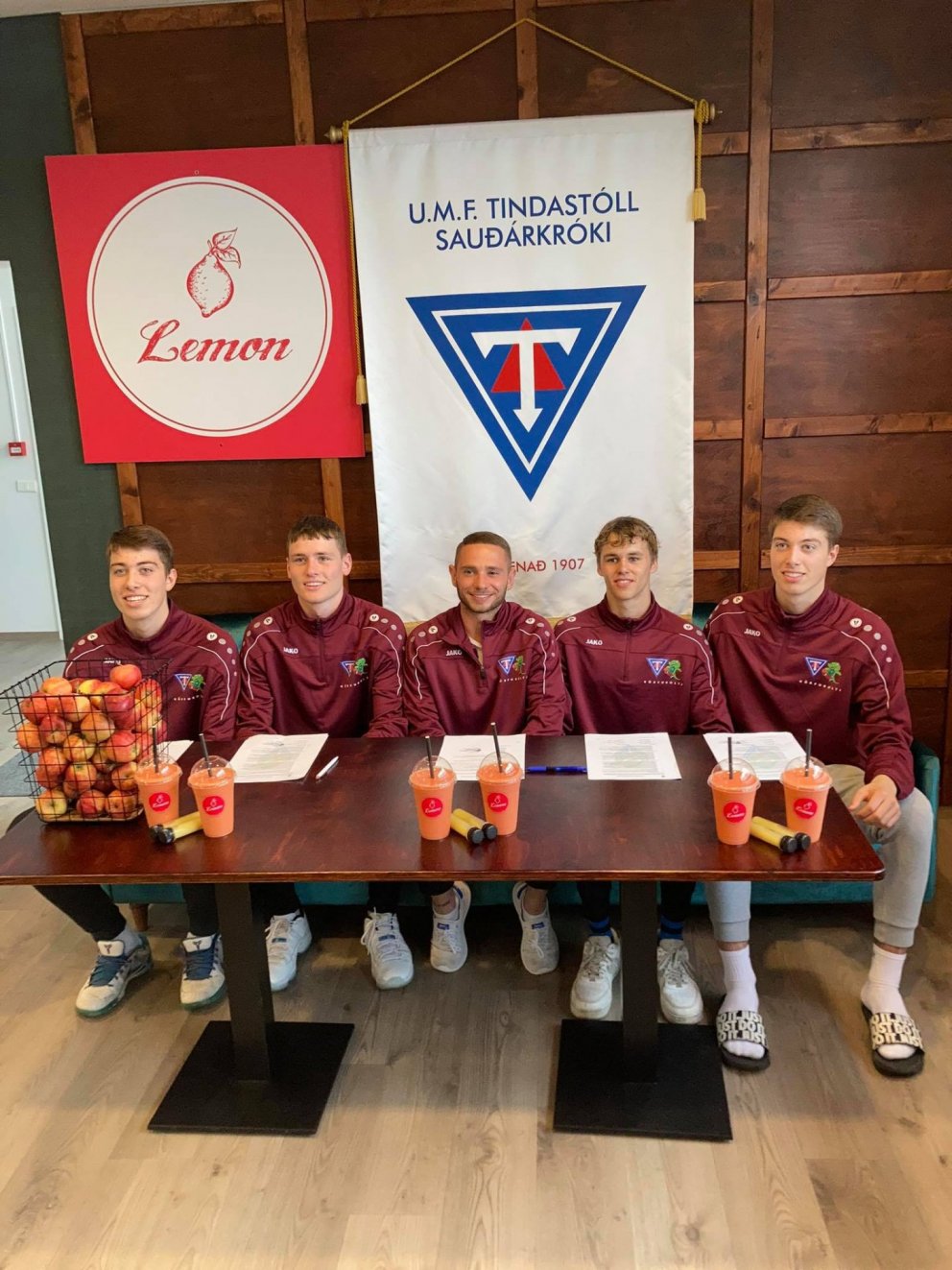 Frá undirrituninni. Mynd: Körfuknattleiksdeild Tindastóls.