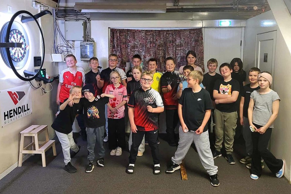 Það var stór hópur keppenda á mótinu í gær og einbeitingin ekki alveg á pílunni framan af. En svo duttu keppendur í keppnisgírinn. MYND AF SÍÐU PKS