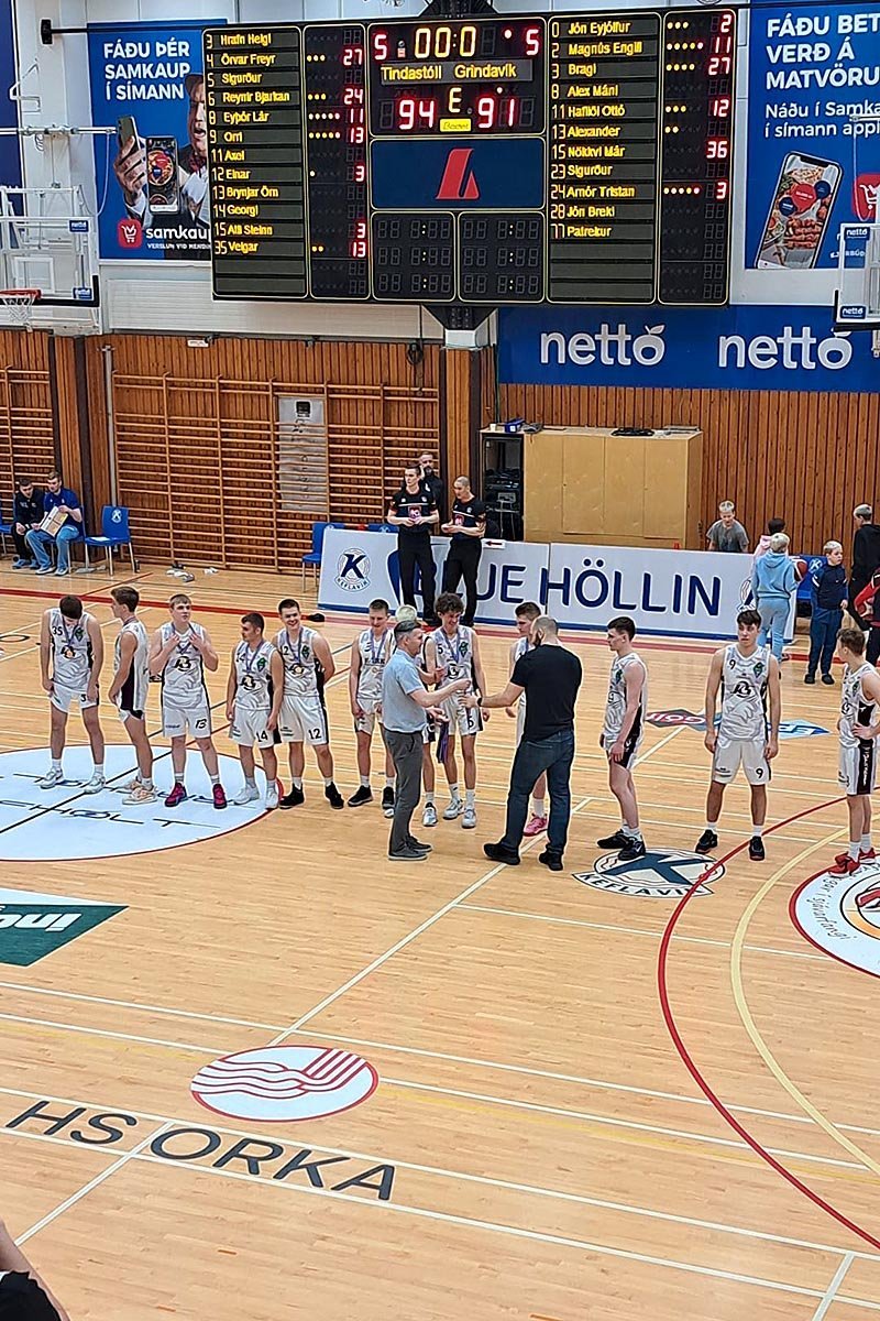 Tindastólsmenn fagna sigri á Grindvíkingum og taka við verðlaunapeningum. MYND AF NETINU