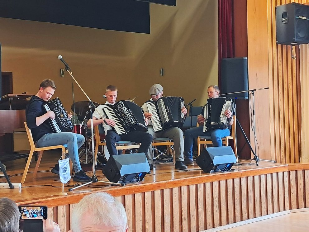 Ungu harmonikuspilararnir á Jónsmessuhátíð félagsins. Mynd aðsend.