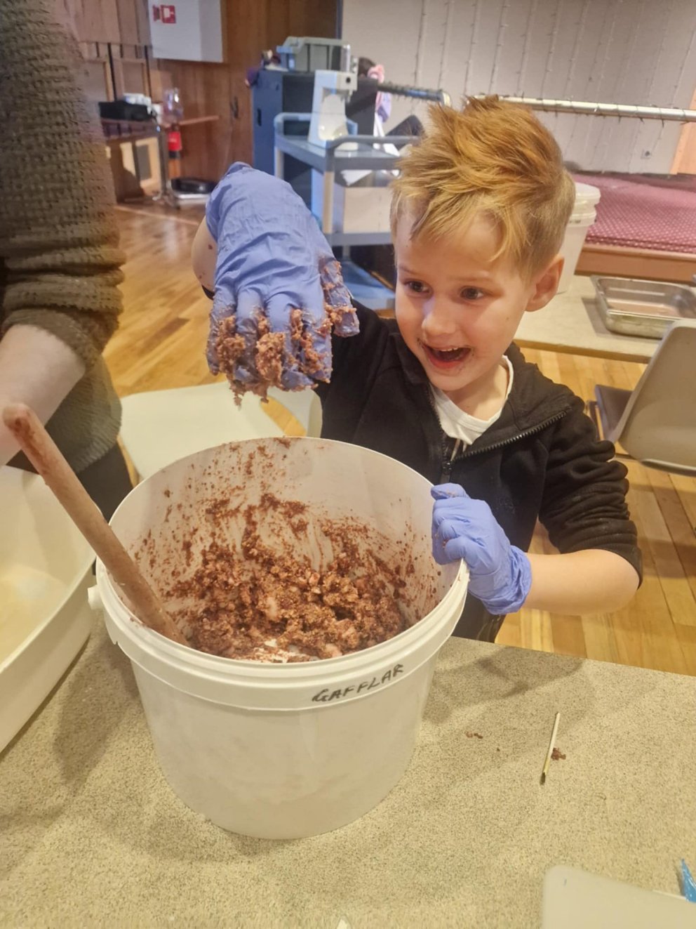 Ungur og efnilegur tekur slátur á Blönduósi. MYND KL