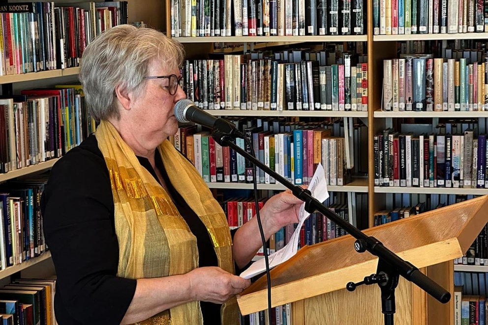 Sigríður Garðarsdóttir frá Miðhúsum fer yfir skýrslu dónmefndar Vísnakeppninnar við setningu Sæluvikunnar um síðustu helgi. MYND: ÓAB